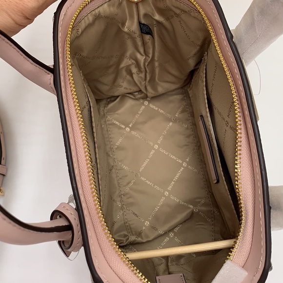 MICHAEL KORS
Avril Small Logo Top-Zip Satchel Powder Blush Multi signature color - Picture 14 of 16